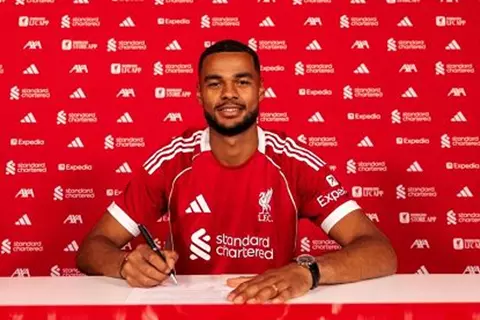 رسميًا.. ليفربول يعلن تمديد عقد جاكبو